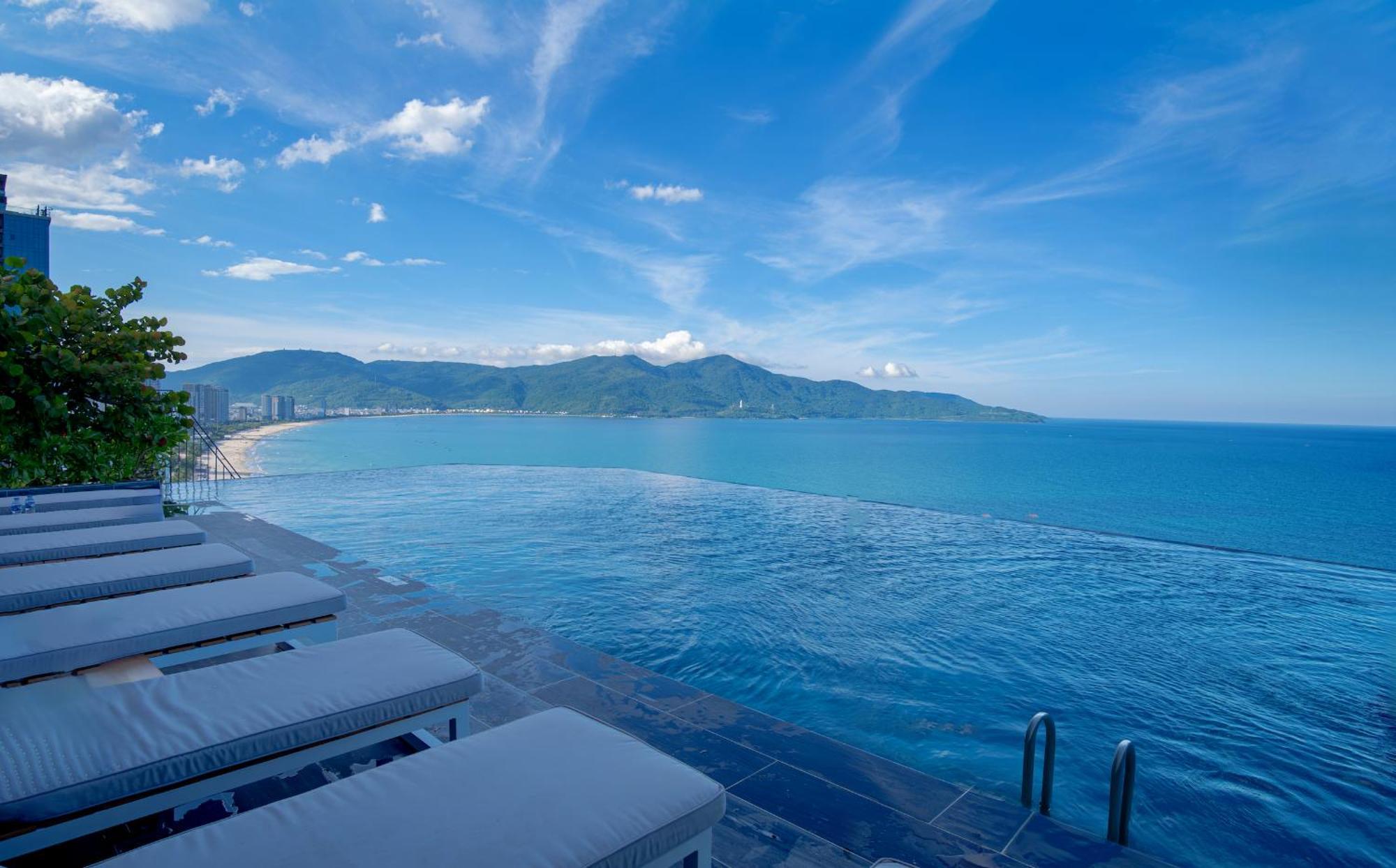 M Hotel Danang Exterior foto View of the Andaman Sea from the pool at the Patong Beach Club