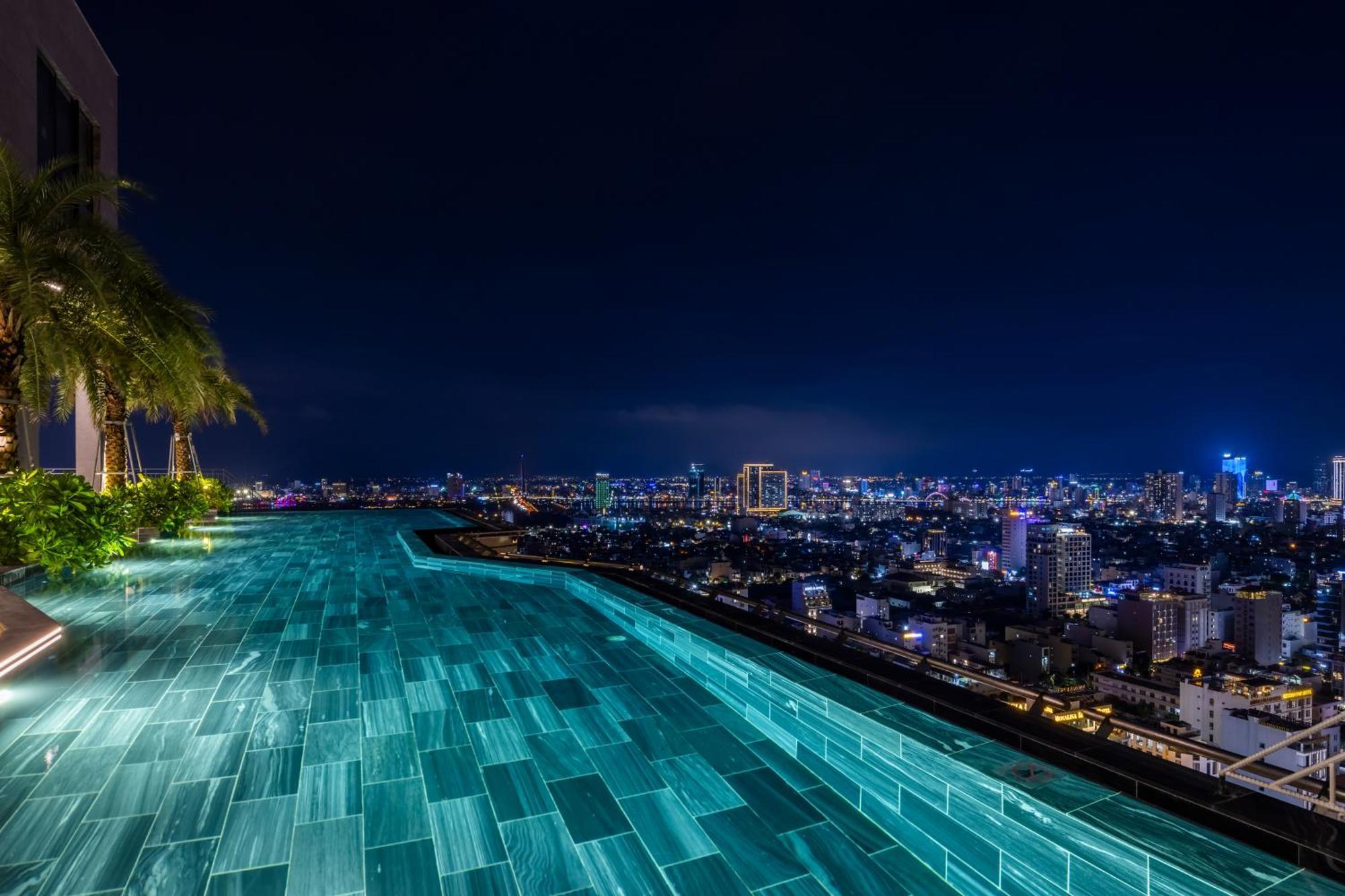 M Hotel Danang Exterior foto Infinity pool at the 33rd floor of the hotel