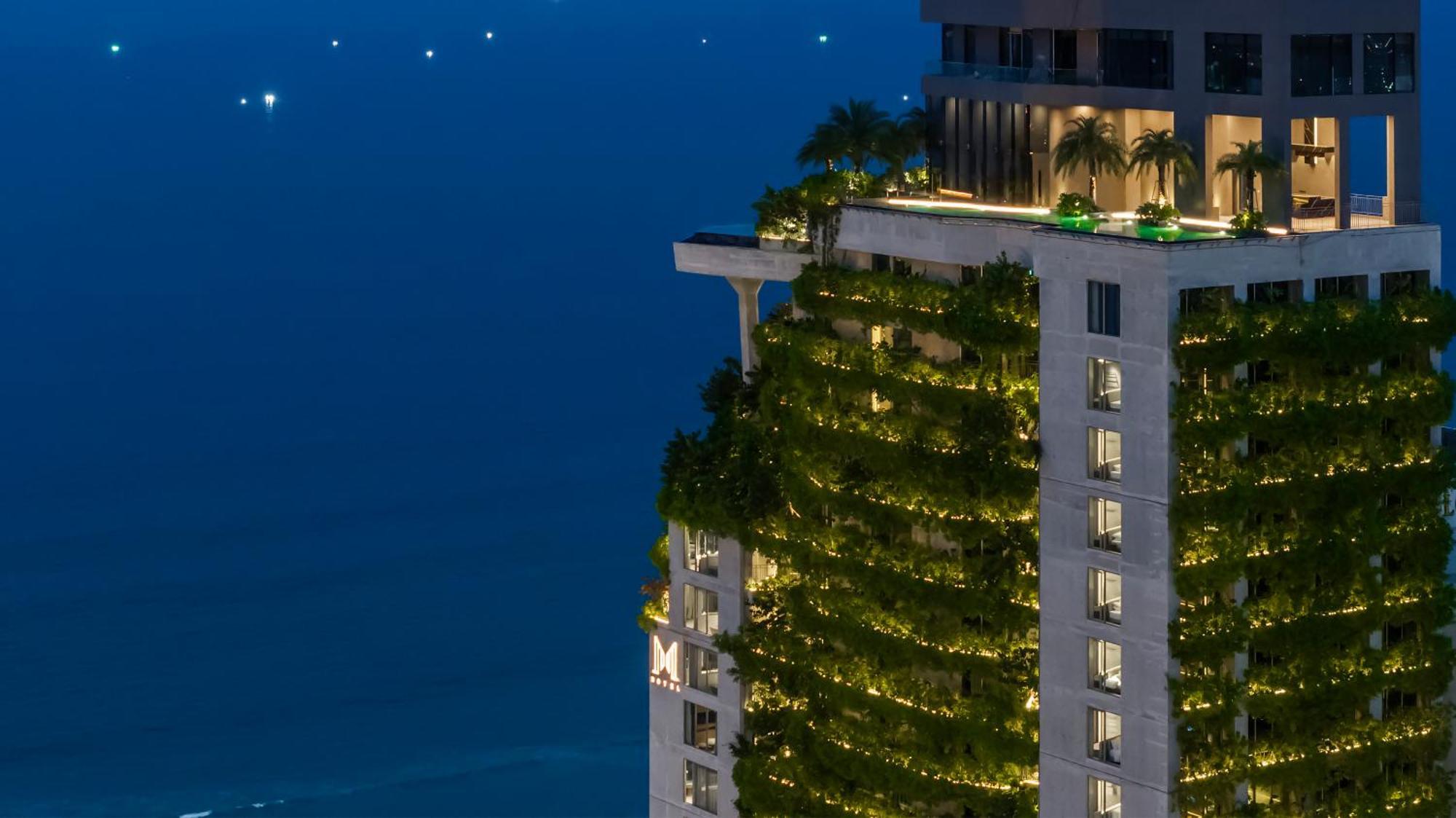 M Hotel Danang Exterior foto The vertical forest at night